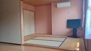 een lege kamer met een tv en een kamer met een televisie-ictericter bij 坂聖 那須塩原 in Nasushiobara