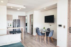 un soggiorno con tavolo, sedie e TV di Miraflores a Cali