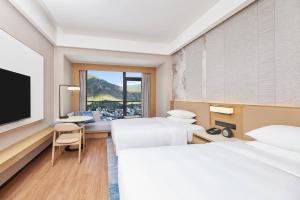 Ένα ή περισσότερα κρεβάτια σε δωμάτιο στο Courtyard by Marriott Jiuzhaigou +17 φωτογραφίες