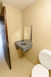 O baie la J Y C Apart +8 fotografii