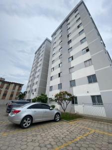 een auto geparkeerd voor een groot gebouw bij Conforto e aconchego em São João del-Rei in São João del Rei +17 foto's