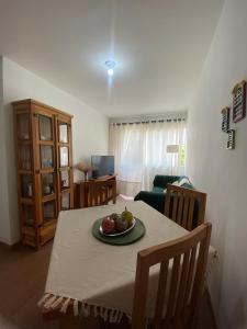 een kamer met een tafel met een fruitschaal erop bij Conforto e aconchego em São João del-Rei in São João del Rei