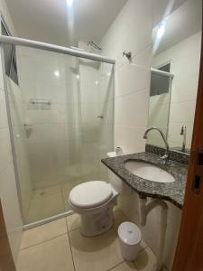 een badkamer met douche, toilet en wastafel bij Conforto e aconchego em São João del-Rei in São João del Rei