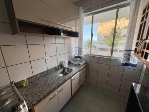 Kuchyň nebo kuchyňský kout v ubytování PRAIA DE 4 ILHAS Apartamento 2 Quartos 50M da Praia Com Vista + 37 fotografií