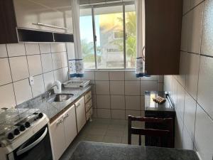 Kuchyň nebo kuchyňský kout v ubytování PRAIA DE 4 ILHAS Apartamento 2 Quartos 50M da Praia Com Vista