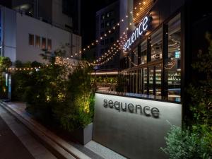 Un restaurante con un cartel en el lateral de un edificio. en sequence SUIDOBASHI - Tokyo, en Tokio 41 fotos más