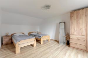 戈雷尼斯卡地区采尔克列Apartma Franko的一间卧室配有两张单人床和一个衣柜