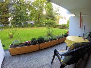eine Terrasse mit einem Tisch und Stühlen sowie einem Garten in der Unterkunft Ferienwohnung im Zentrum in Kempten