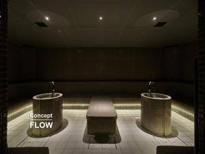 京都sequence KYOTO GOJO的房间里有一张长凳和一个写着“转换流量”的牌子