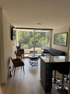 een woonkamer met een bank en een tafel bij Departamento nuevo 2D-2B 5 Pasajeros in Viña del Mar