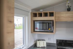 Η κουζίνα ή μικρή κουζίνα στο New - 3 bedroom Caravan, 140 Pasture Lane