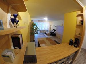 a kitchen and living room with yellow walls and a table at Ferienwohnung im Zentrum in Kempten