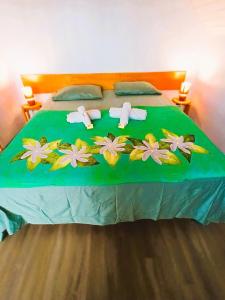 Una cama con dos toallas y dos animales de peluche. en Faré blue lagoon, en Moorea