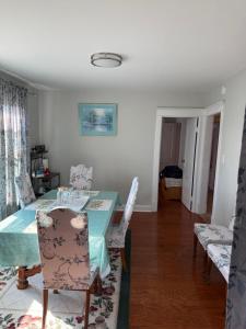 Posezení v ubytování Comfortable 3-BR Home Minutes From UB South & Shop + 12 fotografií