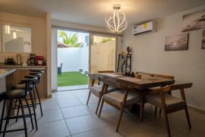 Кухня или мини-кухня в Beachfront house in Acapulco beach club
