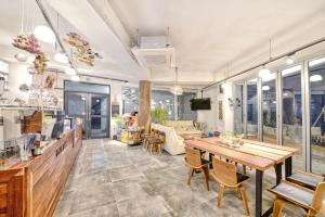 ein Wohnzimmer mit einem Holztisch und Stühlen in der Unterkunft Seogwipo Dawa Pool Villa Pension in Seogwipo
