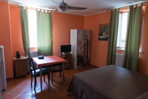 TV a/nebo společenská místnost v ubytování Al Cardinale Rooms & Studios