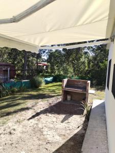 einen Picknicktisch unter einem Zelt im Hof in der Unterkunft Cómoda casa cerquita de la playa in Cuchilla Alta + 11 Fotos