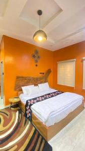 カドゥナにあるHaybroのベッドルーム1室(オレンジ色の壁の大型ベッド1台付) +27枚の写真