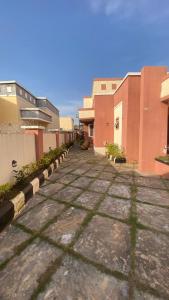 カドゥナにあるHaybroの一部の建物前の空き通り