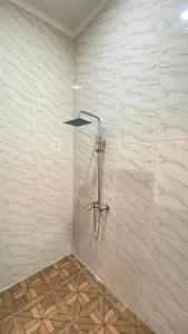カドゥナにあるHaybroの浴室のシャワーヘッド付きシャワー