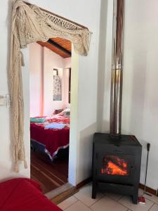a room with a stove in a room with a bed at Casita de campo in Villa Ciudad Parque