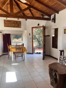 a kitchen and dining room with a table and chairs at Casita de campo in Villa Ciudad Parque