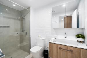 une salle de bain avec toilettes, lavabo et douche dans l'établissement New waterview two bedrooms, à Gold Coast 9 autres photos