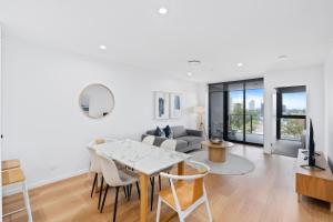 un salon avec une table et un canapé dans l'établissement New waterview two bedrooms, à Gold Coast