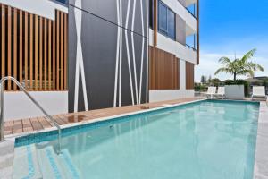 une piscine devant un bâtiment dans l'établissement New waterview two bedrooms, à Gold Coast