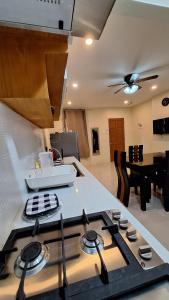 Η κουζίνα ή μικρή κουζίνα στο Richwood Homes