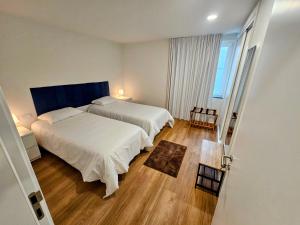 een hotelkamer met twee bedden en een raam bij Apartamento Sonho Terra in Ponta Delgada