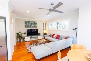ein Wohnzimmer mit Sofa und Fernseher in der Unterkunft Melaleuca Lookout - Pet Friendly in Point Lookout