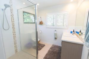 ein Badezimmer mit Dusche und Waschbecken in der Unterkunft Melaleuca Lookout - Pet Friendly in Point Lookout + 13 Fotos