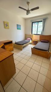 Voodi või voodid majutusasutuse Apartamento Vista Mar 806 - 3 quartos ,2 garagens, prédio frente mar-quiosque 8, elevador ,portaria 24 e internet toas