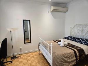 Ένα ή περισσότερα κρεβάτια σε δωμάτιο στο Delightful room near Metro Monk station with Self Check-in