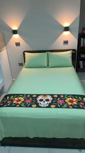 ComalcalcoにあるCasa Chero Platinumの花が飾られた大きなベッドのある寝室