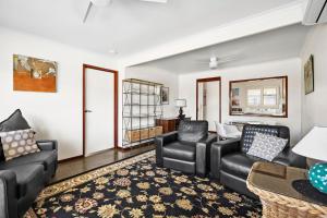 Χώρος καθιστικού στο Coastal Comfort - Peaceful 2BR stay in old Torquay