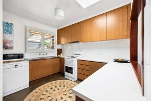 Η κουζίνα ή μικρή κουζίνα στο Coastal Comfort - Peaceful 2BR stay in old Torquay