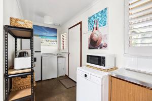 Η κουζίνα ή μικρή κουζίνα στο Coastal Comfort - Peaceful 2BR stay in old Torquay