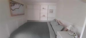 Ένα ή περισσότερα κρεβάτια σε δωμάτιο στο Green on Queen