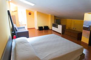 TV a/nebo společenská místnost v ubytování Al Cardinale Rooms & Studios