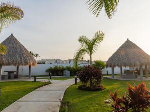 Сад в Beachfront house in Acapulco beach club