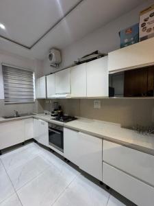 Kuchyň nebo kuchyňský kout v ubytování luxe 2 bedroom with snooker board- ikate lekki