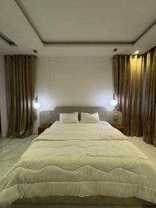 Postel nebo postele na pokoji v ubytování luxe 2 bedroom with snooker board- ikate lekki