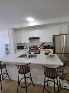 Η κουζίνα ή μικρή κουζίνα στο Modern Stylish Cozy Home Balcony Wifi