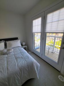 Ένα ή περισσότερα κρεβάτια σε δωμάτιο στο Modern Stylish Cozy Home Balcony Wifi