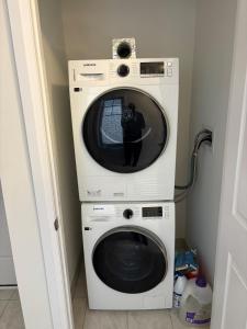 Φωτογραφία από το άλμπουμ του Modern Stylish Cozy Home Balcony Wifi σε Caledonia