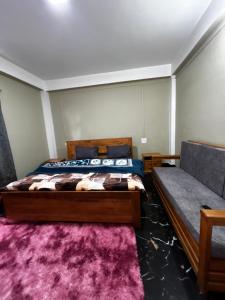 Postel nebo postele na pokoji v ubytování Norkyi homestay