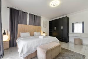 Кровать или кровати в номере Oniru VI BR 3BA - Spacious, Fast Wifi, Pool, Free Parking